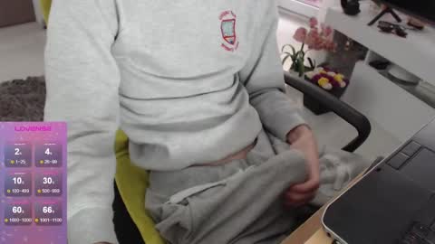 Snapshot of swetlittleboy4u chatting on February 13, 2025, 5:48 am SwetLittleBoy4u online show from February 13, 2025, 5:48 am