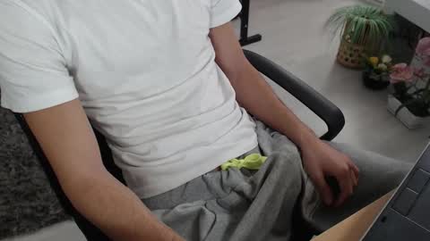 Snapshot of swetlittleboy4u chatting on September 26, 2025, 9:46 am SwetLittleBoy4u online show from September 26, 2025, 9:46 am