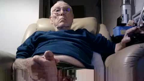 Snapshot of t11gger2 chatting on May 10, 2026, 7:52 pm James online show from May 10, 2026, 7:52 pm