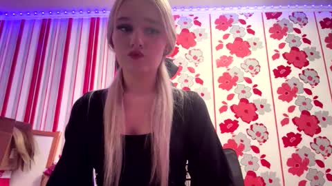 Mia online show from February 15, 2026, 6:15 pm