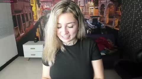 Snapshot of tamara_velezz chatting on April 17, 2026, 10:02 pm Tamara online show from April 17, 2026, 10:02 pm