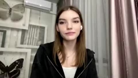 Mia online show from February 25, 2026, 7:12 pm