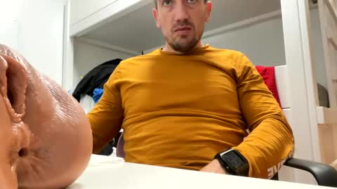 Snapshot of tatuador40 chatting on December 6, 2024, 7:01 pm Tatuador40 online show from December 6, 2024, 7:01 pm