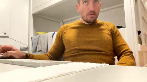 Snapshot of tatuador40 chatting on January 19, 2025, 11:32 pm Tatuador40 online show from January 19, 2025, 11:32 pm