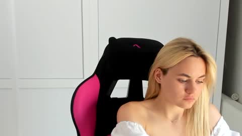 Snapshot of tayla_shy chatting on July 2, 2026, 12:33 pm Tay online show from July 2, 2026, 12:33 pm