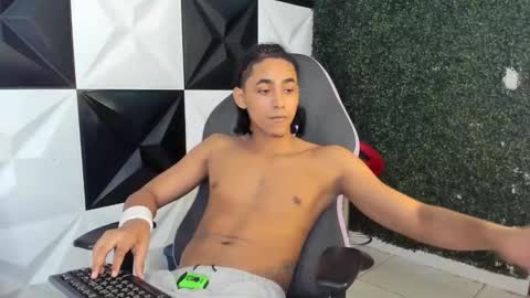 Snapshot of taylor_bigdick18 chatting on March 26, 2026, 1:44 am Taylor online show from March 26, 2026, 1:44 am