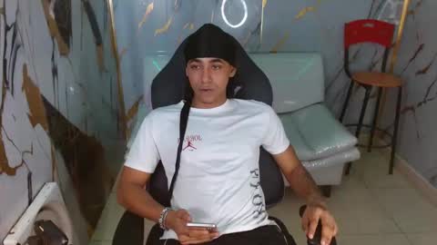 Snapshot of taylor_bigdick18 chatting on March 27, 2026, 1:22 am Taylor online show from March 27, 2026, 1:22 am