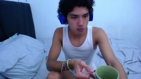 Snapshot of tayronx33 chatting on January 15, 2025, 2:17 am Tayron online show from January 15, 2025, 2:17 am