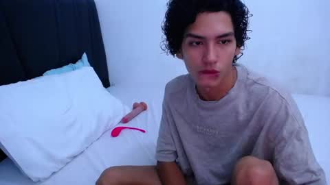 Snapshot of tayronx33 chatting on February 25, 2025, 10:18 pm Tayron online show from February 25, 2025, 10:18 pm