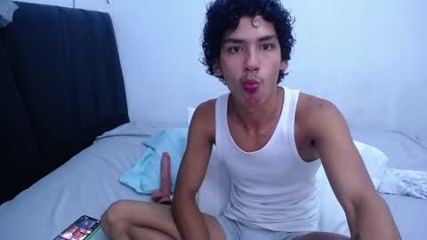 Snapshot of tayronx33 chatting on March 4, 2025, 9:32 pm Tayron online show from March 4, 2025, 9:32 pm