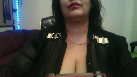 Reina online show from April 21, 2026, 3:57 am