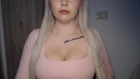 Snapshot of teeyara_ chatting on December 21, 2025, 4:47 pm Teeyara online show from December 21, 2025, 4:47 pm