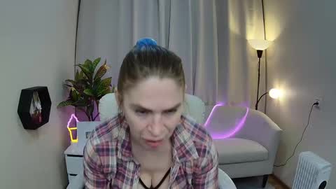 Snapshot of tessadaybreak chatting on May 3, 2026, 6:52 am tessadaybreak online show from May 3, 2026, 6:52 am