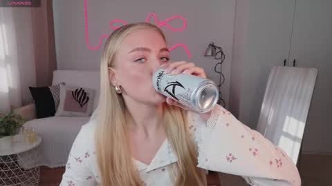 TessaHamilton online show from March 15, 2026, 9:48 am