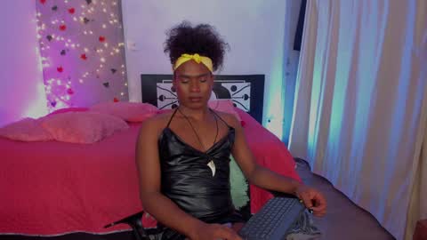 Snapshot of thegoldenbitch chatting on January 20, 2025, 2:22 am Goldie online show from January 20, 2025, 2:22 am