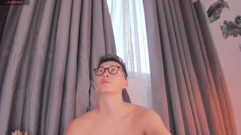 SanThiago online show from November 11, 2025, 9:48 pm