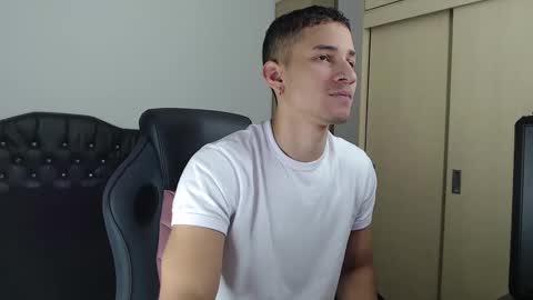 thin_tommy11 online show from February 25, 2025, 10:29 pm