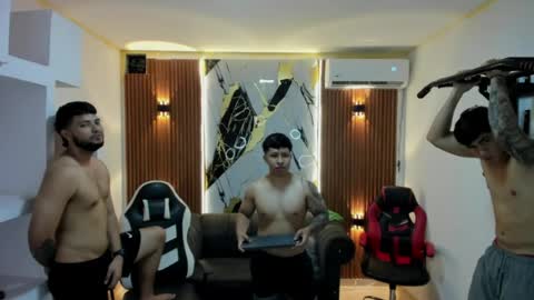 thomson_hot01 online show from April 15, 2026, 5:25 am