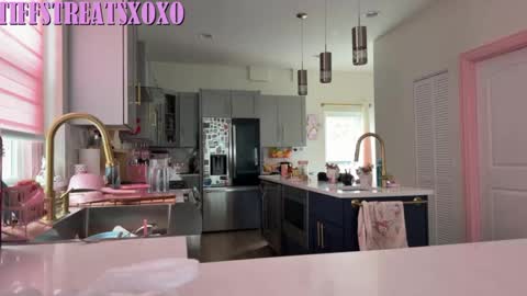 Snapshot of tiffstreatsxoxo chatting on June 26, 2026, 5:28 pm Tiffstreatsxoxo online show from June 26, 2026, 5:28 pm