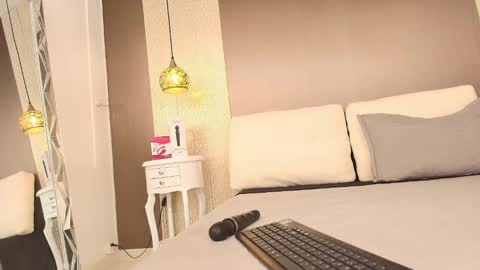 T I F F A N Y online show from September 19, 2025, 9:04 pm