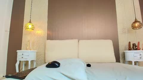 T I F F A N Y online show from November 25, 2025, 7:58 pm