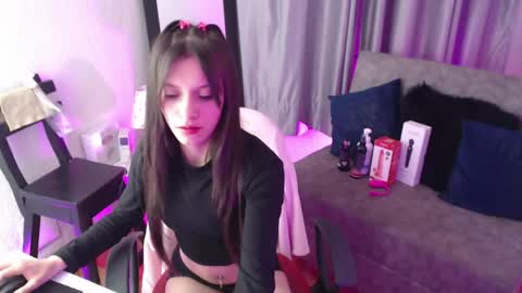 tiinajonus_ online show from May 18, 2026, 4:07 am