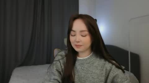 Mia online show from April 19, 2026, 1:43 pm