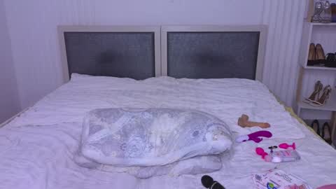 tina__kim online show from January 16, 2025, 7:49 am