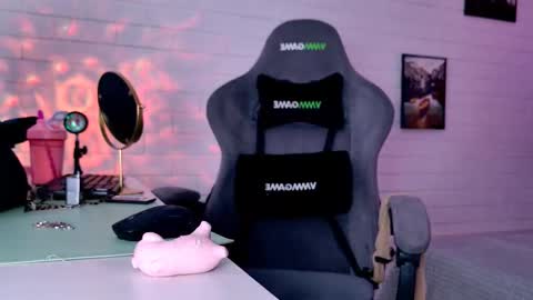 Tina Davil online show from March 4, 2026, 9:15 am