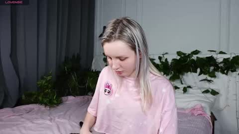 tinasiner online show from March 12, 2025, 5:38 pm