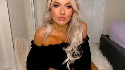 tinkerbell822 online show from May 16, 2026, 6:21 am