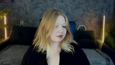 TinkerrBelll online show from November 17, 2025, 8:14 pm