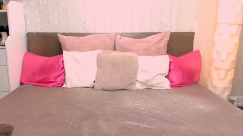 TinyDorina online show from January 14, 2025, 9:02 am