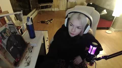 stage Kylie Sinner  brand CLITBAIT online show from January 31, 2025, 10:21 pm