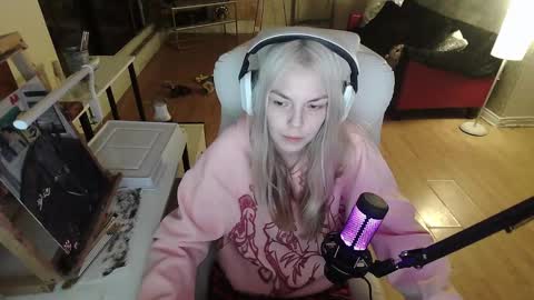 stage Kylie Sinner  brand CLITBAIT online show from February 1, 2025, 7:36 am