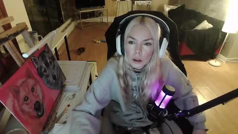 stage Kylie Sinner  brand CLITBAIT online show from February 5, 2025, 6:46 am