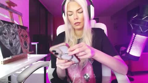 stage Kylie Sinner  brand CLITBAIT online show from October 23, 2025, 10:52 pm