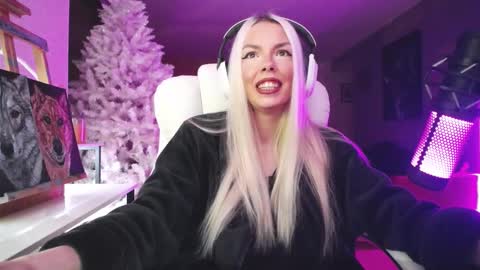 stage Kylie Sinner  brand CLITBAIT online show from November 14, 2025, 10:07 pm