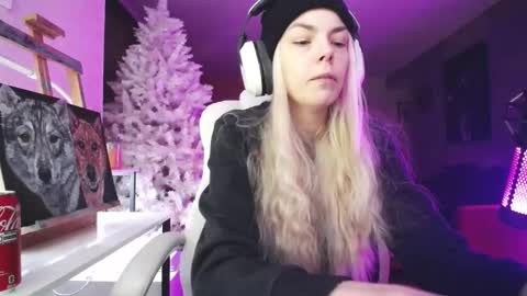 stage Kylie Sinner  brand CLITBAIT online show from November 20, 2025, 9:47 pm