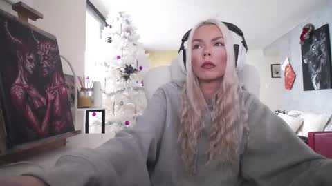 stage Kylie Sinner  brand CLITBAIT online show from December 14, 2025, 6:01 pm