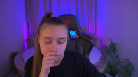 tinynataliee online show from November 24, 2025, 7:08 am