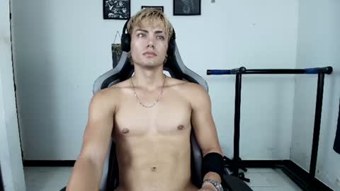 Snapshot of titan_fitness chatting on August 9, 2026, 9:20 pm Kevin online show from August 9, 2026, 9:20 pm