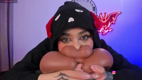   Independent model online show from March 5, 2026, 11:45 pm