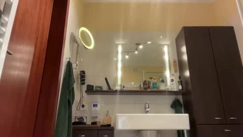 Snapshot of tom__uncut chatting on December 22, 2025, 6:10 am Tom online show from December 22, 2025, 6:10 am