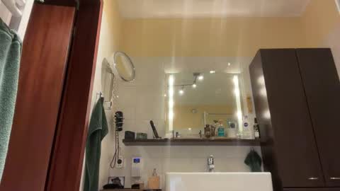 Snapshot of tom__uncut chatting on December 23, 2025, 6:33 am Tom online show from December 23, 2025, 6:33 am