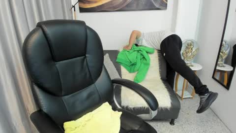 Snapshot of tommas_johnson chatting on May 5, 2026, 12:13 pm Tomas online show from May 5, 2026, 12:13 pm