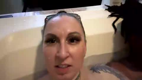 Snapshot of toochillcouple420 chatting on October 4, 2025, 6:33 am toochillcouple420 online show from October 4, 2025, 6:33 am