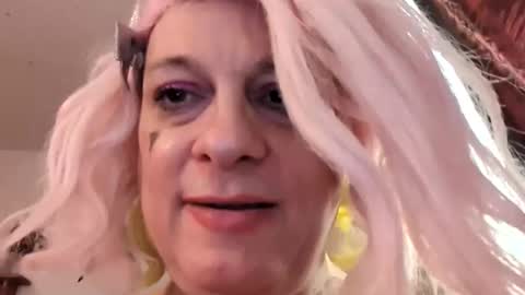 Snapshot of traphouseslutbunny4fun chatting on November 17, 2025, 5:19 pm traphouseslutbunny4fun online show from November 17, 2025, 5:19 pm