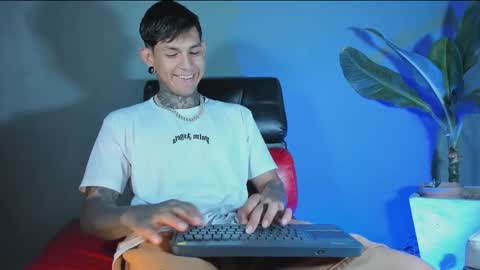 Snapshot of travistanner28 chatting on February 23, 2025, 7:28 pm TRAV - INDEPENDENT MODEL online show from February 23, 2025, 7:28 pm