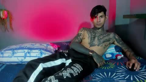 Snapshot of travistanner28 chatting on October 1, 2025, 1:00 am TRAV - INDEPENDENT MODEL online show from October 1, 2025, 1:00 am